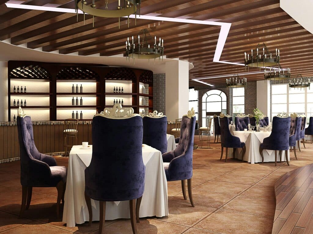 Salón de un hotel con mesas dispuestas para el servicio